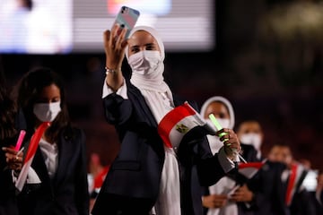 Un miembro de la delegación de Egipto se toma una selfie durante la ceremonia de apertura de los Juegos Olímpicos de Tokio 2020