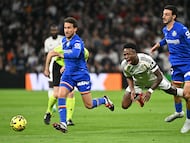 Getafe's Spanish defender #21 Juan Iglesias (R) fights for the ball with Real Madrid's Brazilian forward #07 Vinicius Junior (C) during the Spanish league football match between Real Madrid CF and Getafe CF at Santiago Bernabeu Stadium in Madrid on March 2, 2026. (Photo by Javier SORIANO / AFP)