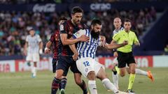 VALENCIA, 17/06/2023.- El centrocampista del Levante Vicente Iborra (i) disputa una posesión ante Asier Villalibre, delantero del Alavés durante el partido de vuelta de la final por el ascenso a LaLiga que Levante UD y Deportivo Alavés disputan este sábado en el estadio Ciutat de Valencia. EFE/Manuel Bruque
