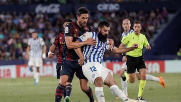 VALENCIA, 17/06/2023.- El centrocampista del Levante Vicente Iborra (i) disputa una posesi¨®n ante Asier Villalibre, delantero del Alav¨¦s durante el partido de vuelta de la final por el ascenso a LaLiga que Levante UD y Deportivo Alav¨¦s disputan este s¨¢bado en el estadio Ciutat de Valencia. EFE/Manuel Bruque