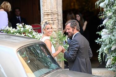 Paty Sánchez llega a la iglesia del brazo de su padre, Quique Sánchez, a 28 de junio de 2025, en Jávea, Alicante.