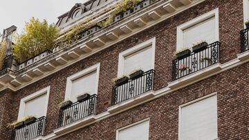 Edificio con persianas