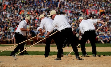 Trabajadores preparando el terreno durante el Federal Alpine Wrestling Festival 2019 en Zug, Suiza.