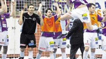 <b>EN LA ÉLITE. </b>Uge celebra uno de los penaltis de su equipo al Tres Cantos con sus compañeros detrás.