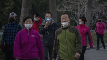 Ciudadanos chinos salen a las calles tras el fin de la cuarentena en gran parte del país.