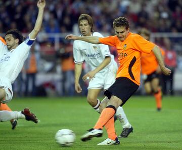 El Valencia se proclamó campeón de Liga matemáticamente tras ganar en el Sánchez Pizjuán, el 9 de mayo de 2004 con goles de Vicente y Baraja. Era su segundo título en tres temporadas.