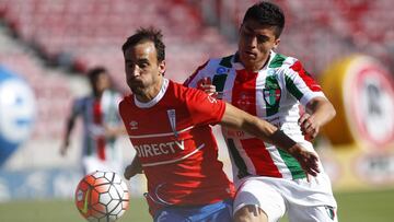 El jugador de Universidad Catolica, Jose Pedro Fuenzalida, izquierda derecha centro, disputa el balon con Jonathan Zacaría