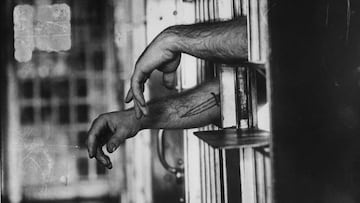 Imagen de las manos del preso Michael J. Bell, acusado de asesinato y condenado a muerte, mientras espera su ejecución en la Prisión Estatal de Colorado.