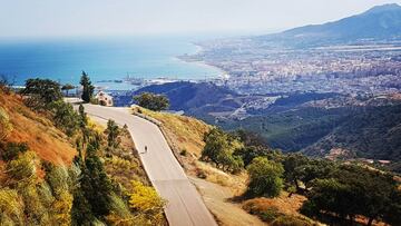 Subida del Puerto del Le&oacute;n, con M&aacute;laga al fondo