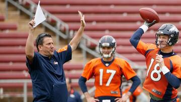 Peyton Manning lanzando el balón en untrenamiento bajo la tutela de Greg Knapp, entrenador de quarterbacks de los Broncos.