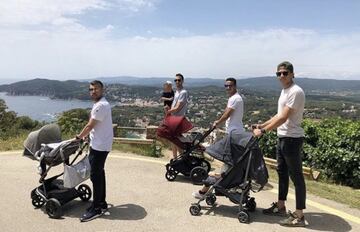 Con Sergio Busquets, Thiago y Bartra dando un paseo con sus pequeños