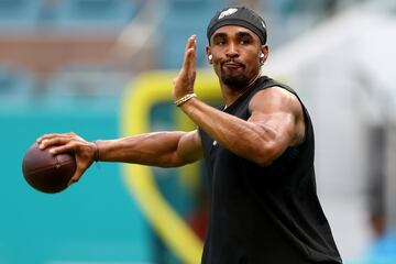 MIAMI GARDENS, FLORIDA - AUGUST 27: Jalen Hurts #1 of the Philadelphia Eagles warms up prior to playing the Miami Dolphins at Hard Rock Stadium on August 27, 2022 in Miami Gardens, Florida.   Megan Briggs/Getty Images/AFP
== FOR NEWSPAPERS, INTERNET, TELCOS & TELEVISION USE ONLY ==