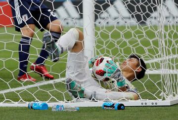 1-2. Eiji Kawashima en el primer gol de Jan Vertonghen.