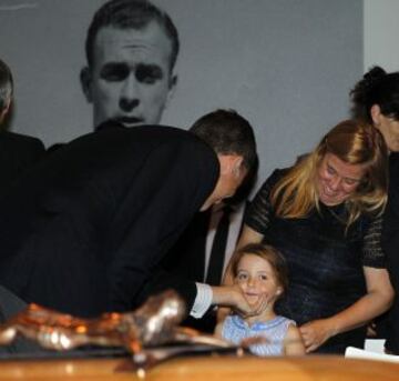 El Rey Felipe VI en la capilla ardiente del futbolista Alfredo Di Stéfano.