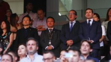 LA GENTE DE LIM. Kim Koh, en el centro con corbata, con sus ayudantes, Manuel Peris y Amadeo Salvo. 