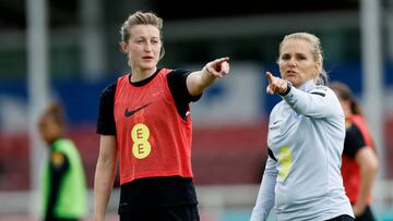 Sarina Wiegman, junto a White, dando instrucciones a las suyas.