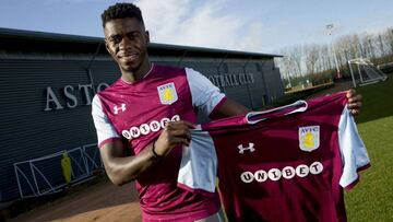 Tuanzebe, en su etapa en el Aston Villa.