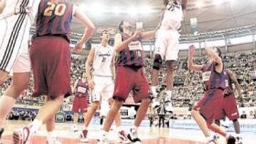 <b>EXCEPCIÓN. </b>Enceste cómodo de Bullock, que pocas veces logró eludir la fuerte presión barcelonista.