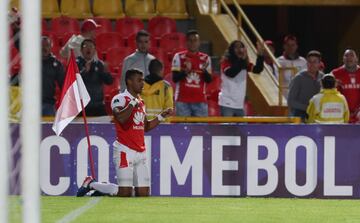 Independiente Santa Fe vence a Rampla Juniors en la segunda ronda de la Copa Sudamericana en partido jugado en El Campín. Henao marcó los goles del triunfo