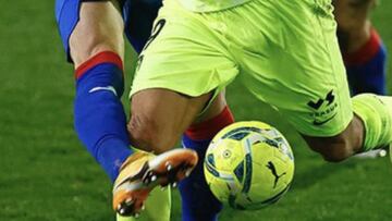 El Atleti saca una imagen para defender el penalti a Suárez