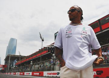 El piloto brit¨¢nico de Mercedes-Benz, Lewis Hamilton, antes del inicio del Gran Premio de Azerbaiy¨¢n.