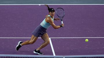 La tenista estadounidense Jessica Pegula en acción ante la bielorrusa Aryna Sabalenka, hoy, durante el WTA Finals, en el hotel Paradisius, en Cancún (México). EFE/ Alonso Cupul