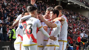 Los jugadores del Rayo celebran su gol al Girona.
