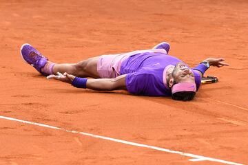 El manacorí sumó su duodécimo Godó en una final memorable. Derrotó a Tsitsipas (6-4 6-7 7-5) en un partido que duró casi cuatro horas.