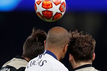 Tottenham, con Davinson Sánchez en la cancha, cayó en su casa ante Ajax en la semifinal de la Champions League. El gol de la victoria llegó a través de Van De Beek en el minuto 14.  
