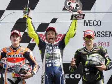 Marc Márquez, Valentino Rossi y Cal Crutchlow en el podio de Assen.