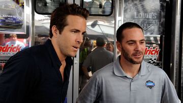 Ryan Reynolds, con el piloto Jimmie Johnson.