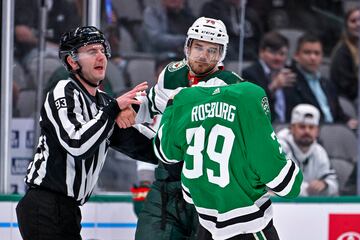 El ala izquierda de Minnesota Wild Brandon Baddock se enzarza en una pelea con el defensa de los Dallas Stars Jerad Rosburg durante un partido de la NHL en el American Airlines Center de Dallas. La acción no hubiera tenido mayor trascendencia de no ser porque el fotógrafo captó esta imagen en la que Rosberg parece que no tiene cabeza.