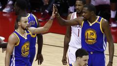 Stephen Curry y Kevin Durant se felicitan.