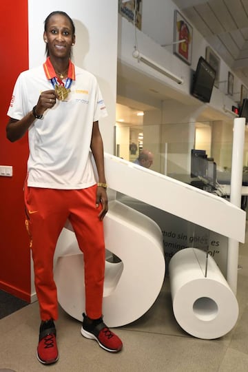 Astou Ndour posa en la redacción de As con la medalla de oro conseguida en el Eurobasket 2019.     ASTOU NDOUR SELECCION ESPAÃOLA ESPAÃA DE BALONCESTO FEMENINO   PUBLICADA 08/07/19 NA MA40 2COL CHICA DE LA CONTRA