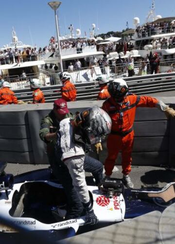 Pastor Maldonado saliendo del coche tras el accidente.