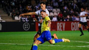 IRÚN (GIPUZCOA), 13/11/2022.- El delantero del Cádiz, Lucas Pérez (d), se dispone a golpear el balón ante el defensa del Real Unión, Antonio Espigares, para conseguir el primer gol del equipo gaditano durante el encuentro correspondiente a la primera eliminatoria de la Copa del Rey disputado hoy domingo en el Stadium Gal de Irún. EFE / Juan Herrero.