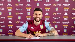 Borja Bast&oacute;n firma su contrato con el Aston Villa el pasado mes de febrero.