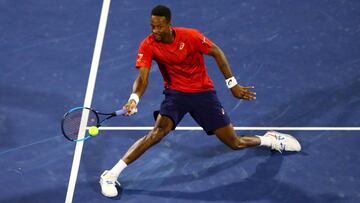 Gael Monfils devuelve una bola durante las semifinales ante Novak Djokovic en el Dubai Duty Free Tennis Championships.