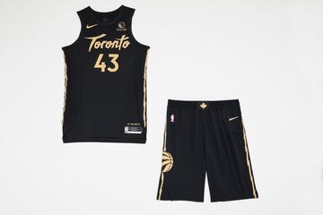 La gama de colores en negro y dorado se inspira en la cultura y la comunidad del baloncesto que ha dado forma a la ciudad. La inscripción “Toronto” en el pecho está impresa en la misma fuente que el “Raptors” de la camiseta original del equipo.