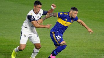 Gimnasia y Esgrima La Plata&#039;s defender German Gruiffrey (L) vies for the ball with Boca Juniors&#039;s forward Mauro Zarate during their Argentine Professional Football League match at La Bombonera stadium in Buenos Aires, on February 14, 2021. (Photo by Javier Gonzalez TOLEDO / AFP)