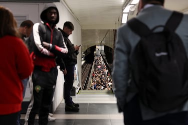 La gente espera en una estación de metro mientras las operaciones del metro se reanudan parcialmente.