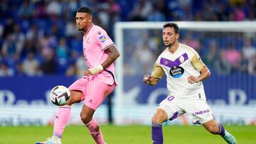 Vinicius Souza of RCD Espanyol and Oscar Plano of Real Valladolid during the La Liga match between RCD Espanyol and Real Valladolid played at RCDE Stadium on October 16, 2022 in Barcelona, Spain. (Photo by Sergio Ruiz / Pressinphoto / Icon Sport)