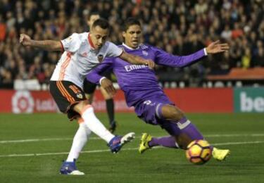 Desterrado del Celta por Berizzo, el Valencia no se lo pensó y se lanzó a su fichaje. El chileno le da un plus de calidad al ataque de Voro y ya aporta: dio una asistencia ante el Athletic y el 2-0 al Madrid.