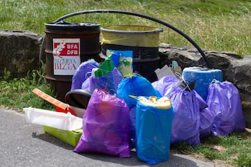 Estuvieron en grupos de unas 3-4 personas pero muy dispersos, por mantener las distancias de seguridad, unas 40 personas en total. 2 horas de recogida y recogieron unas 10 bolsas y varios bidones y plásticos grandes. Había también alguna mascarilla, tenedores de plástico, aplicadores de tampones, latas...