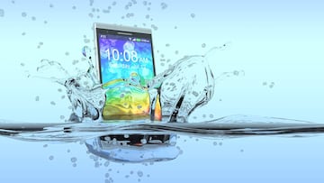 Qu¨¦ hacer si el m¨®vil se cae al agua: primeros pasos