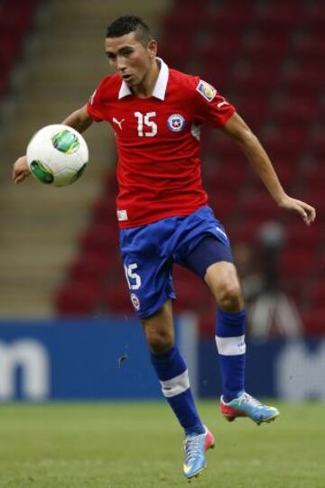 Cristián Cuevas prometía en la Sub 20, pero salió de O'Higgins al Chelsea y hasta ahora no ha podido consolidarse en ninguno de los equipos donde ha estado a préstamo. De hecho, se fue a préstamos a Universidad de Chile, donde no tuvo muchas oportunidades. Jugó nuevamente el Sudamericano este año y fue uno de los pocos rescatables.