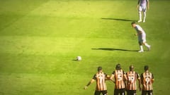 ¡Se pasó! Marcelino anotó de tiro libre en el Norwich