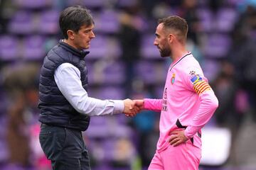 Saludo entre Pacheta y Darder, dos símbolos intergeneracionales del Espanyol.