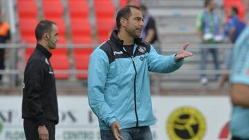 Esnaider da instrucciones a los jugadores del Getafe en el partido ante el Mirand&eacute;s en Anduva.