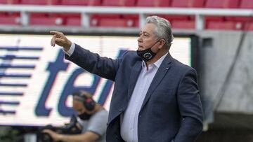 Chivas ya recuperó a su técnico. Víctor Manuel Vucetich reapareció este jueves en los entrenamientos del equipo, luego de superar el COVID-19.